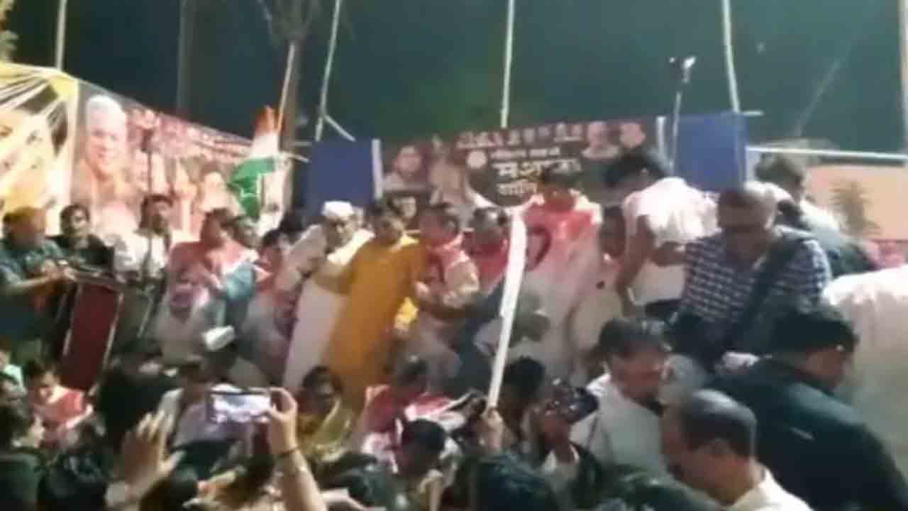 Viral Video | కూలిన స్టేజ్.. కాంగ్రెస్ ఎమ్మెల్యేలు, నేతలకు గాయాలు