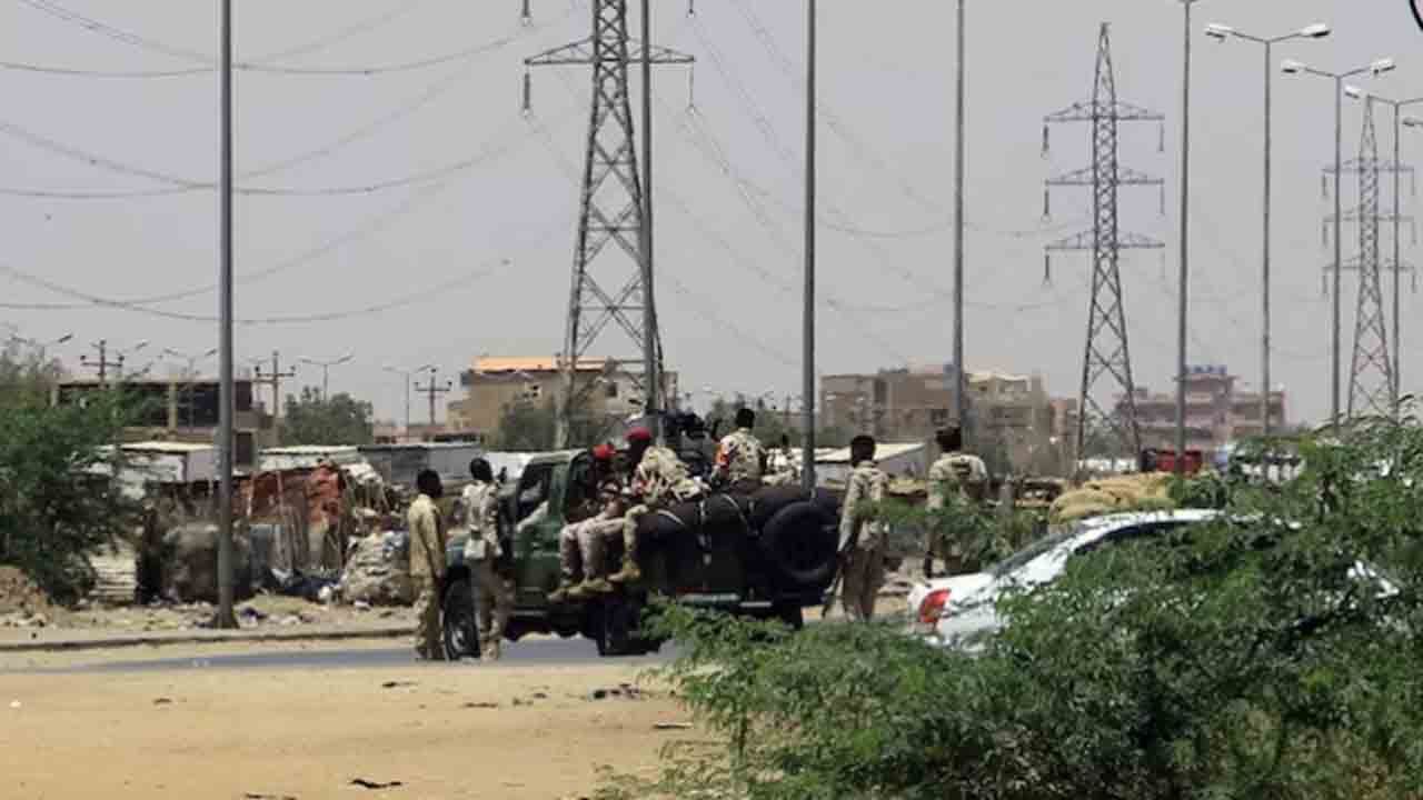 Sudan | సుడాన్‌లో ఆర్మీ, పారామిలటరీ దళాల మధ్య ఘర్షణ.. భారతీయులు ఇళ్లల్లో ఉండాలని సూచన