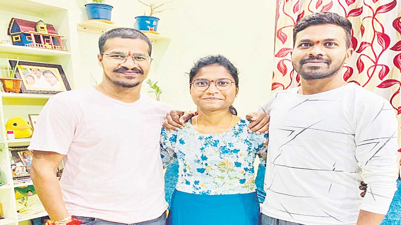 TSPSC |  పారదర్శకం.. కల సాకారం.. టీఎస్‌పీఎస్సీ ద్వారా కొలువులు సాధించిన ఒకే కుటుంబానికి చెందిన ముగ్గురు