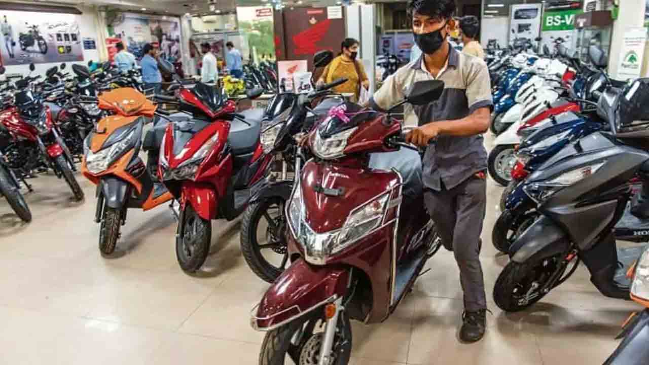 Two Wheeler Sales | కార్లు పుంజుకున్నా.. ఏడేండ్ల స్థాయిలోనే టూ వీల‌ర్స్ సేల్స్‌.. కార‌ణం అదేనా?!