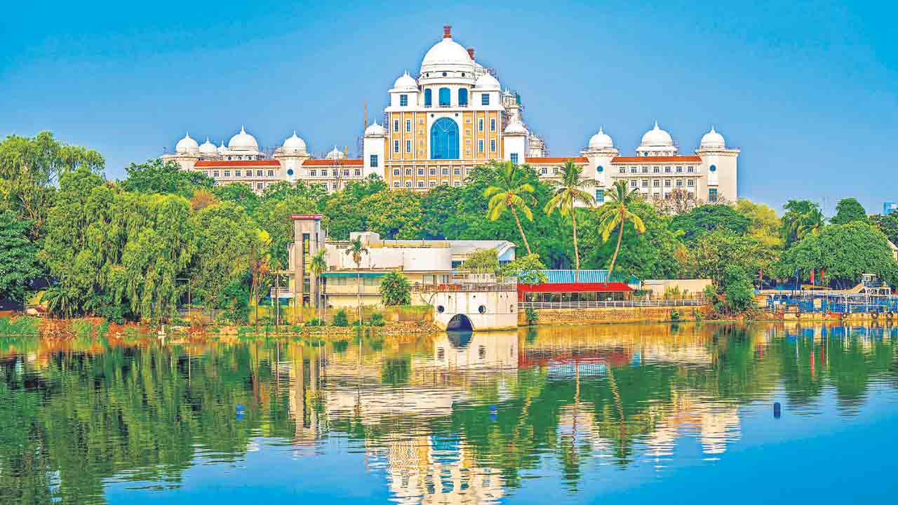 అద్భుత సౌధం అదరహో