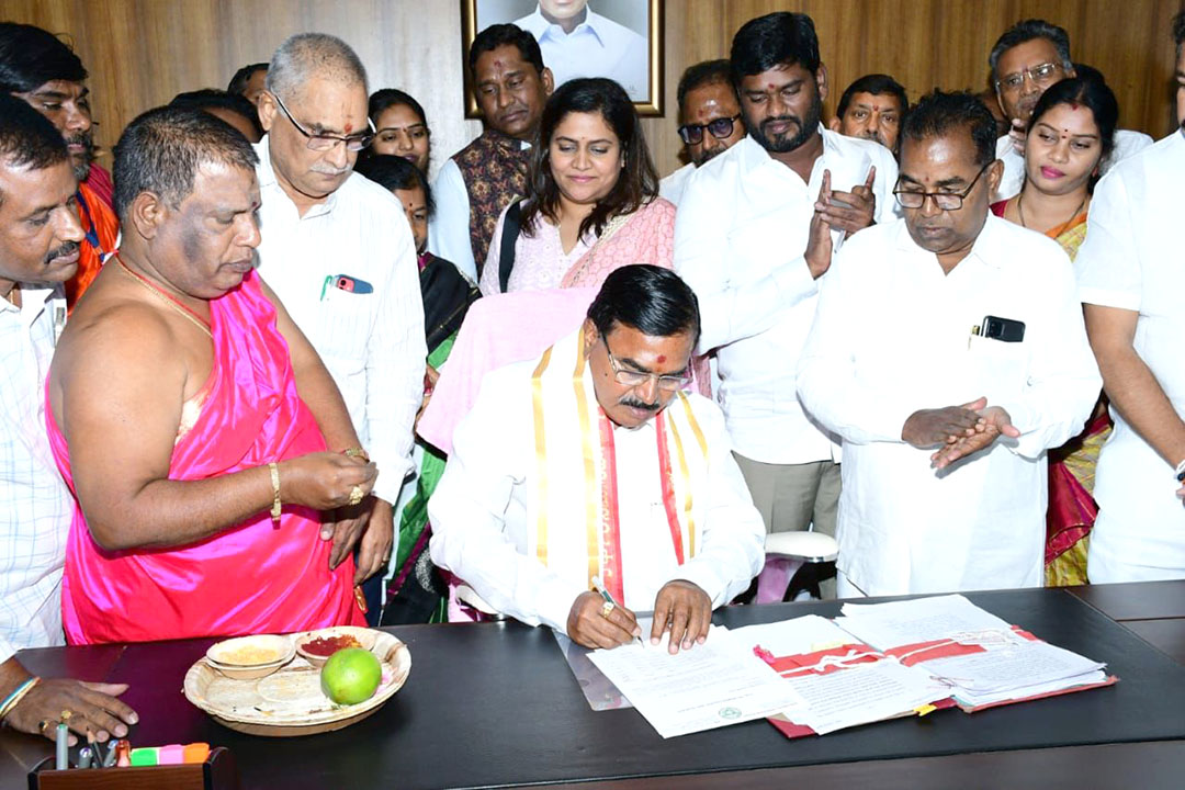 Telangana Ministers Sign On Various Governament Documents At Br Ambedkar Secretariat Photos (11)