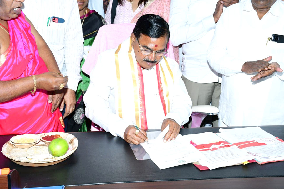 Telangana Ministers Sign On Various Governament Documents At Br Ambedkar Secretariat Photos (12)