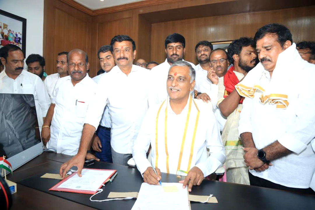 Telangana Ministers Sign On Various Governament Documents At Br Ambedkar Secretariat Photos (2)