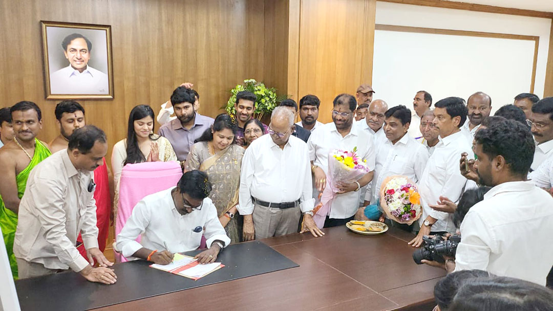 Telangana Ministers Sign On Various Governament Documents At Br Ambedkar Secretariat Photos (26)
