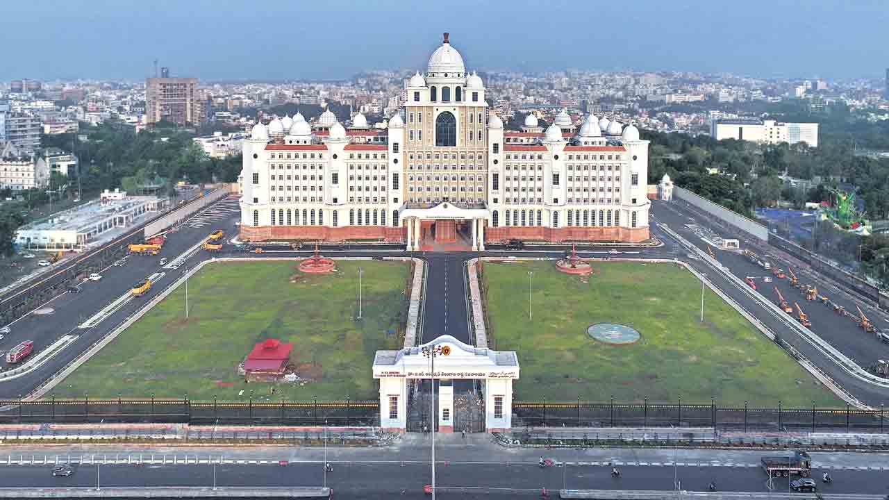 Secretariat |  కట్టేటప్పుడు అనుకోలేదు.. ఇంత గొప్ప సౌధం మా చేతుల మీదుగా వెలుస్తుందని.. సచివాలయ నిర్మాణానికి రాళ్లెత్తిన కూలీ మాట