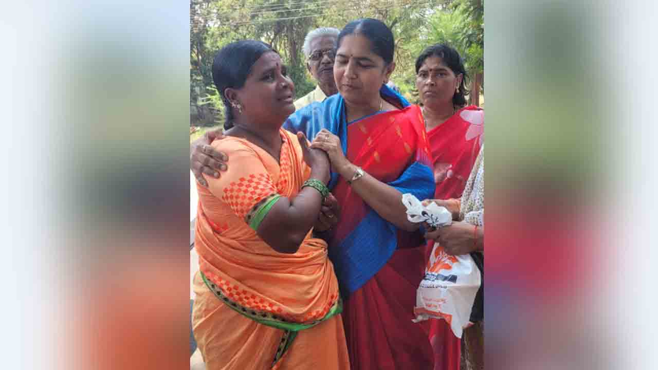 ప్రయాణికురాలి పుస్తెలు తాడు దొంగిలించిన ఆటో డ్రైవర్‌..పట్టుకుని పోలీసులకు అప్పగించిన మహిళా కమిషన్‌ చైర్‌పర్సన్‌