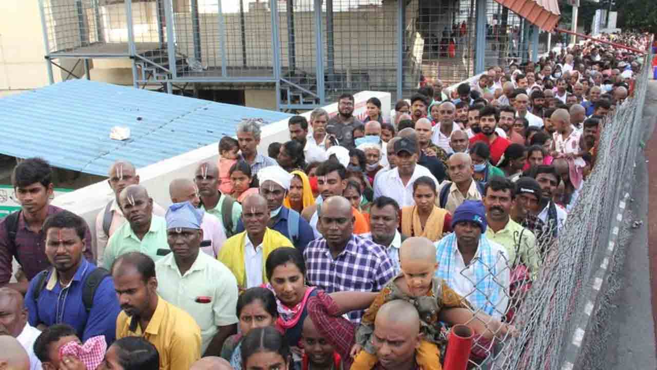 Holidays effect | వరుసగా మూడు రోజులు సెలవులు.. తిరుమలలో భారీగా పెరిగిన భక్తుల రద్దీ