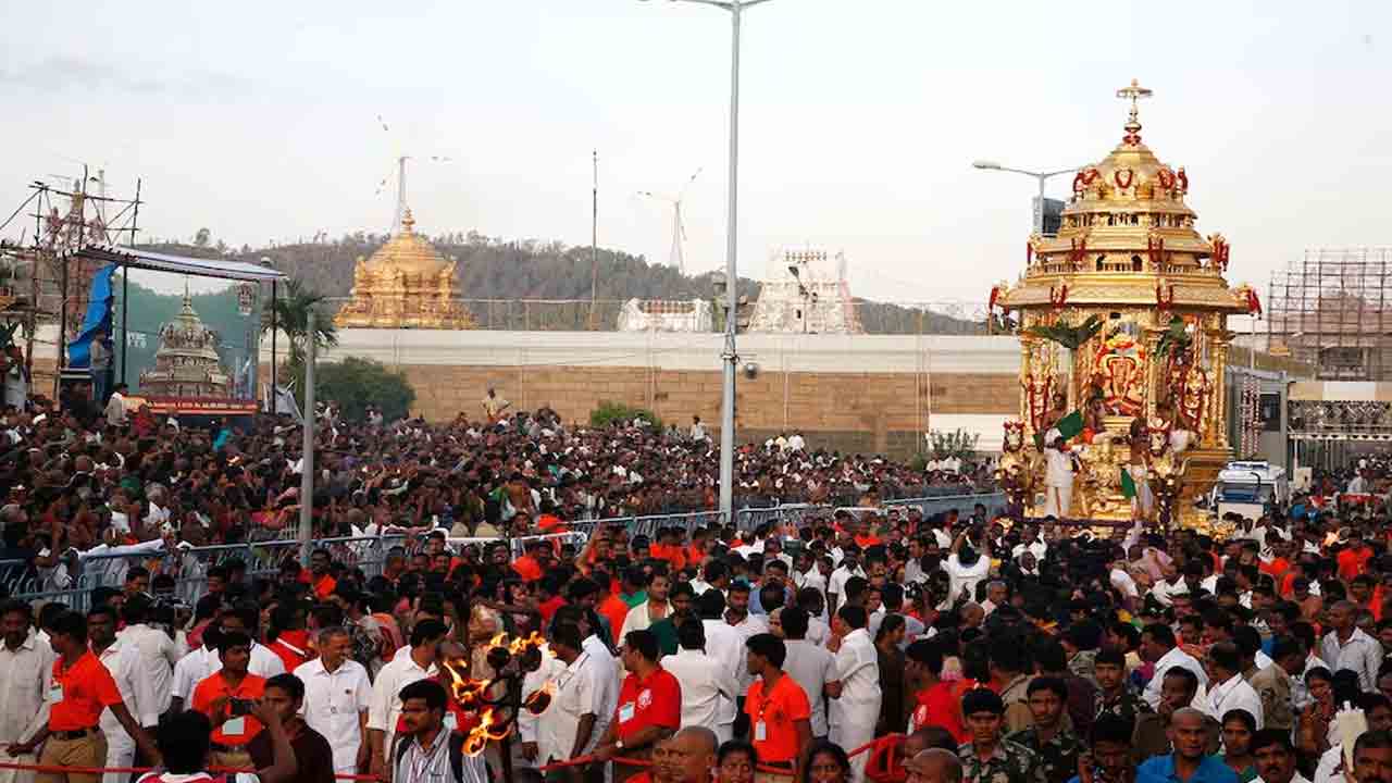 Salakatla Vasanthotsavam | తిరుమలలో ఘనంగా శ్రీవారి సాలకట్ల వసంతోత్సవాలు.. తిరుమాఢ‌ వీధిలో విహరించిన మలయప్ప స్వామి
