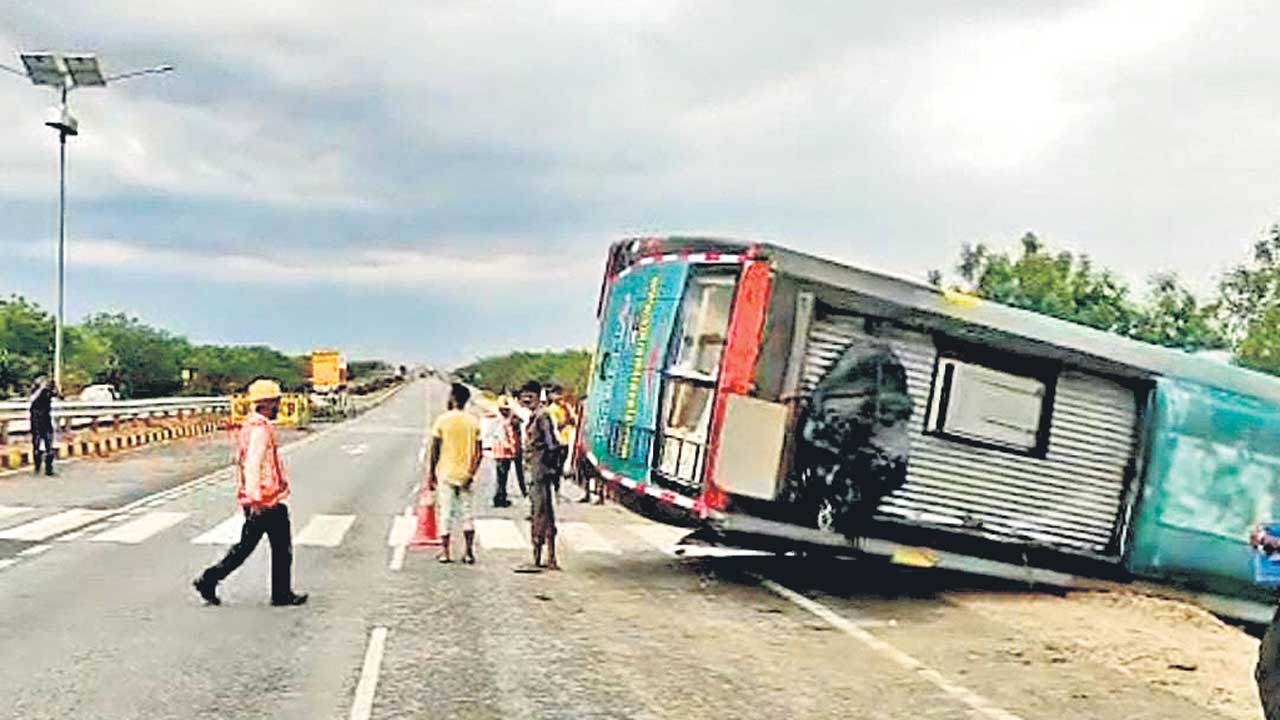 ట్రావెల్‌ బస్సు బోల్తా