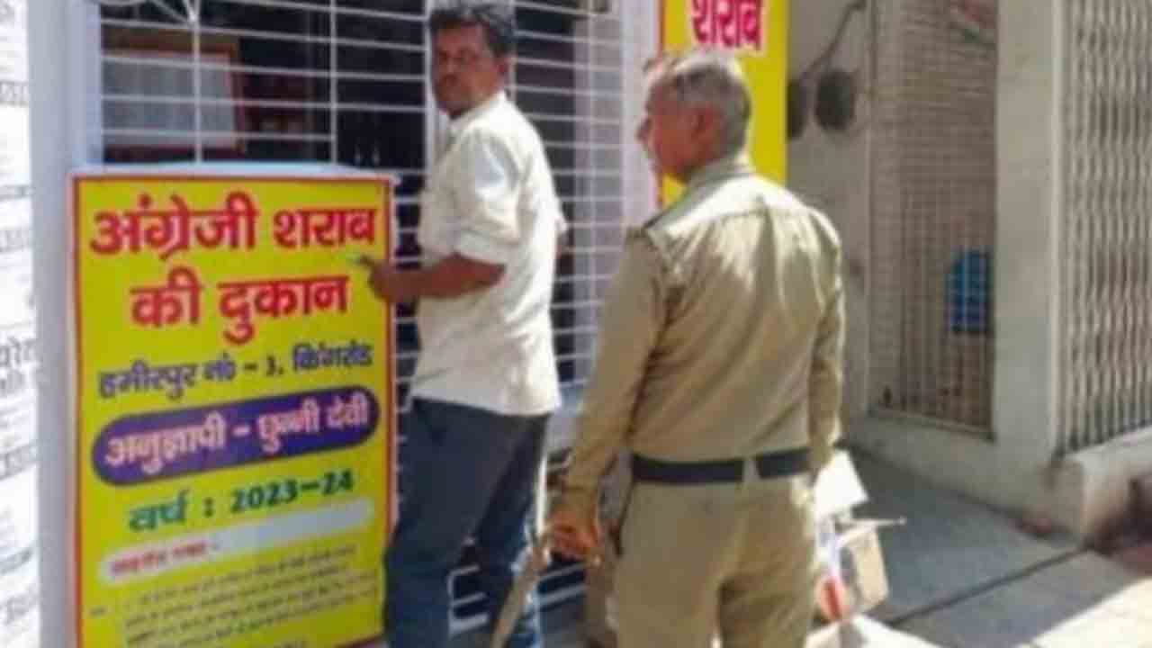 handcuffed prisoner | చేతికి సంకెళ్లున్న ఖైదీ మద్యం కొనుగోలు.. సహకరించిన పోలీస్‌