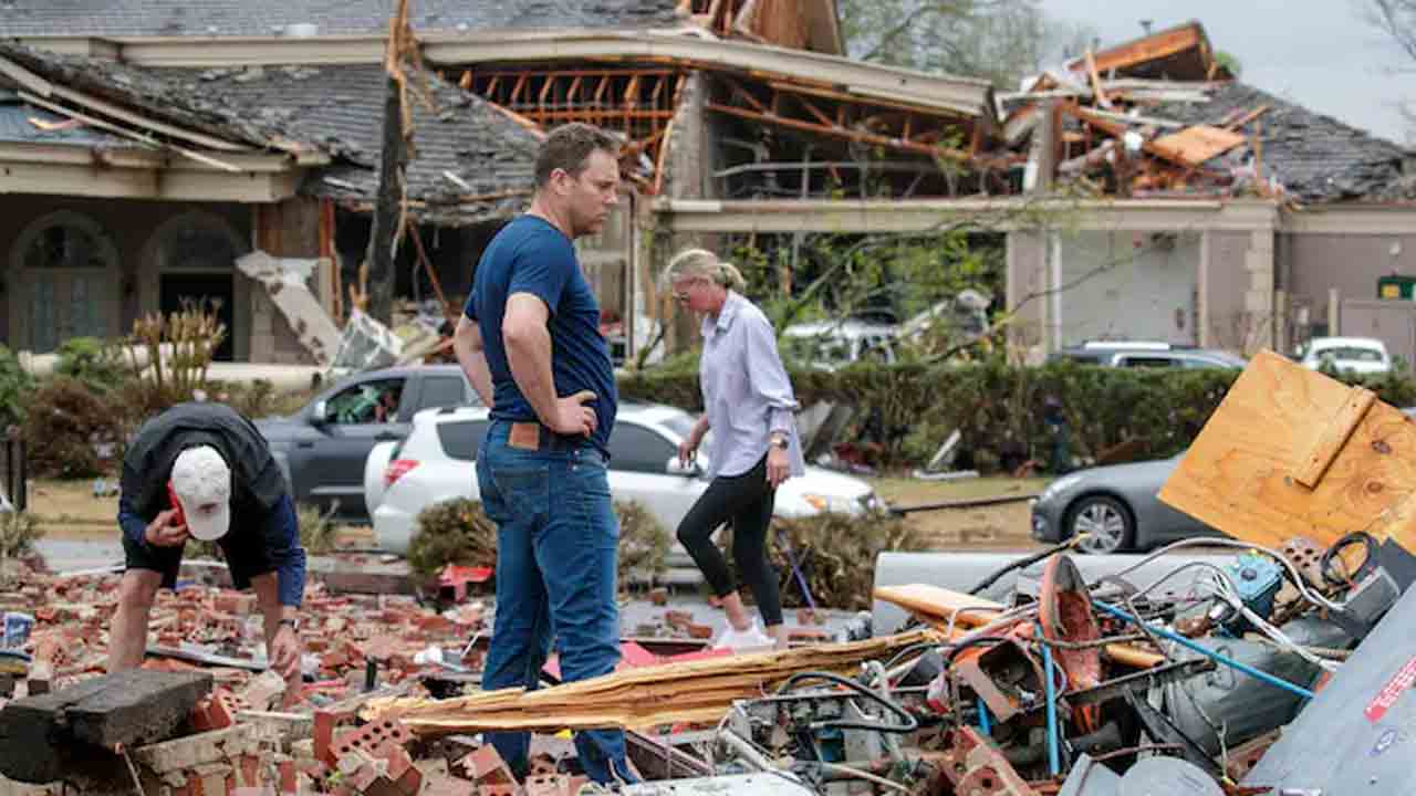 Tornadoes | అమెరికాలో టోర్నడోల బీభత్సం.. 21 మంది మృతి