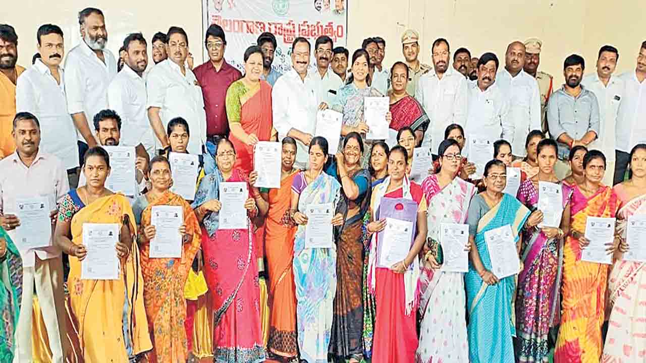 సీఎం కేసీఆర్‌ ఔదార్యం.. పేదల స్థలాల క్రమబద్ధీకరణ