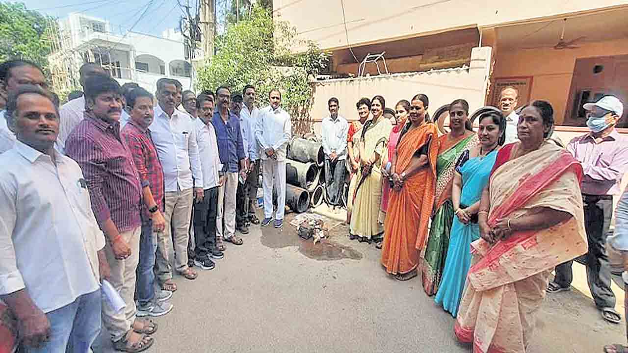 ప్రతి కాలనీలో పక్కా రహదారులు