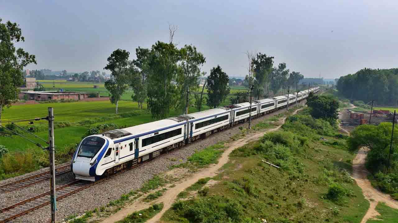 Accident | వందే భారత్‌ రైలు ఢీకొట్టడంతో ఎగిరి వృద్ధుడిపై పడిన ఆవు.. ఆవుతోపాటే వృద్ధుడు దుర్మరణం