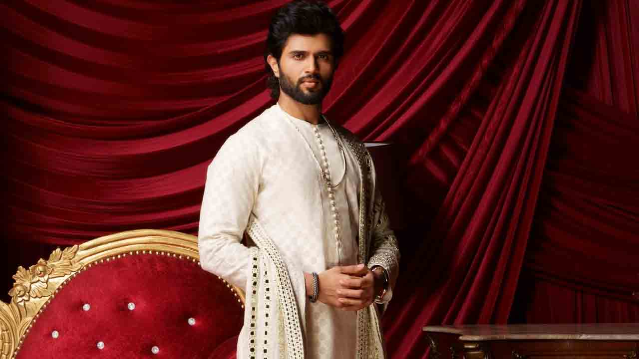 Vijay Deverakonda | అమ్మాయి చేతిలో చేయి వేసిన విజయ్‌ దేవరకొండ.. ఇది చాలా స్పెషల్ అట..!