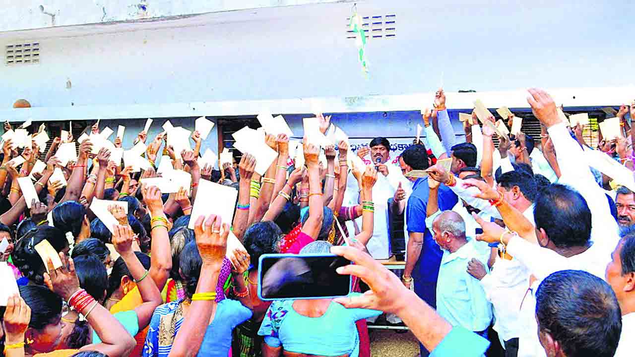 నిధుల కోత.. కూలీల గోస