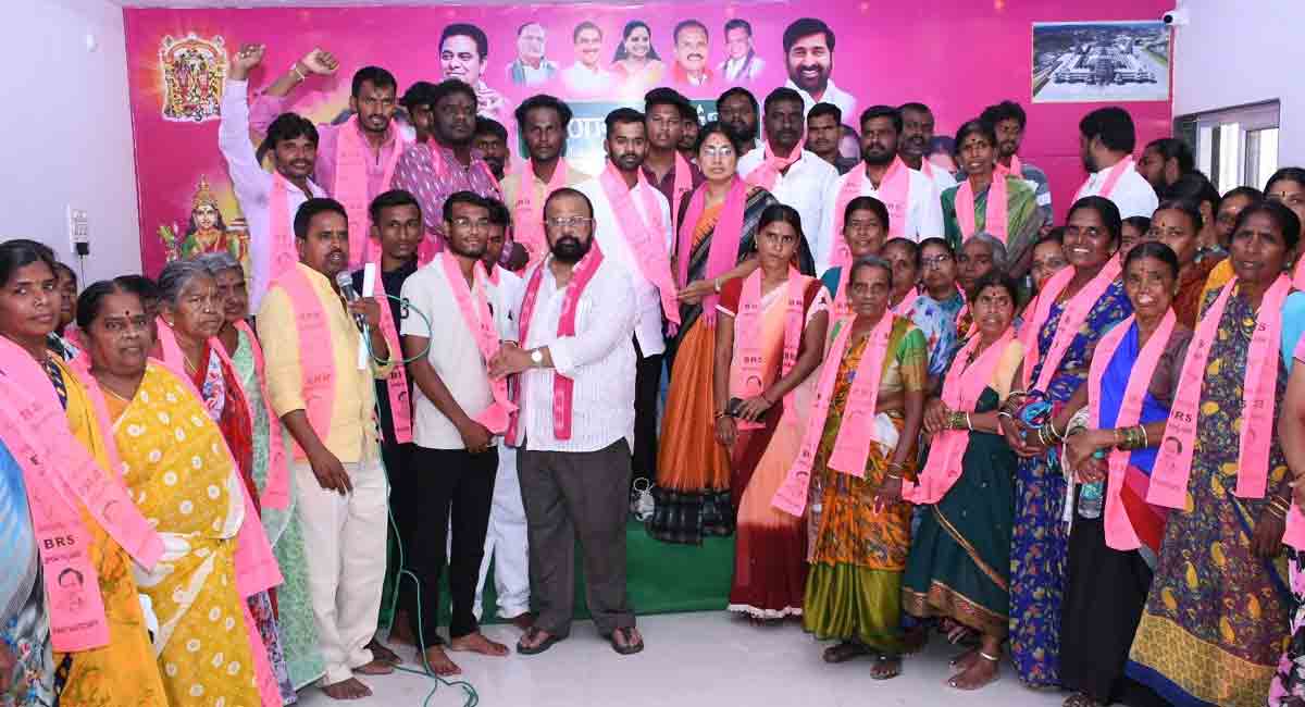 బీజేపీ నుంచి 100 మంది బీఆర్‌ఎస్‌లో చేరిక