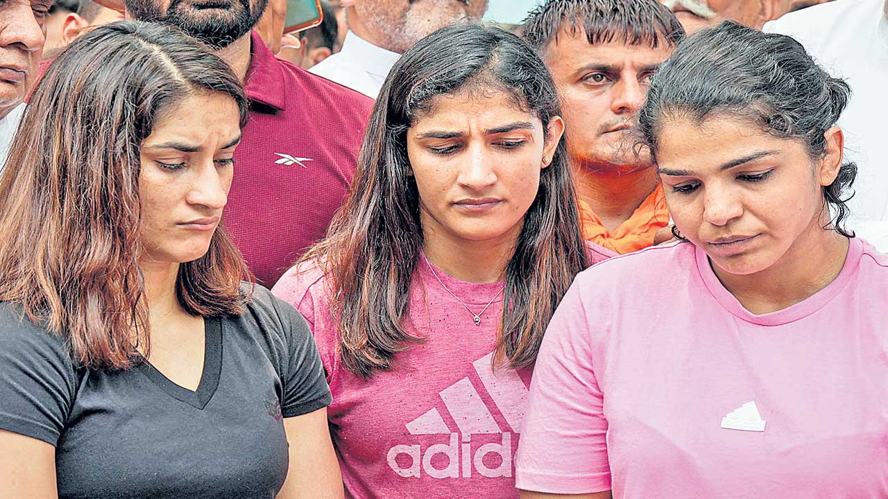 న్యాయం కోసం ‘పట్టు’ వదలని రెజర్లు