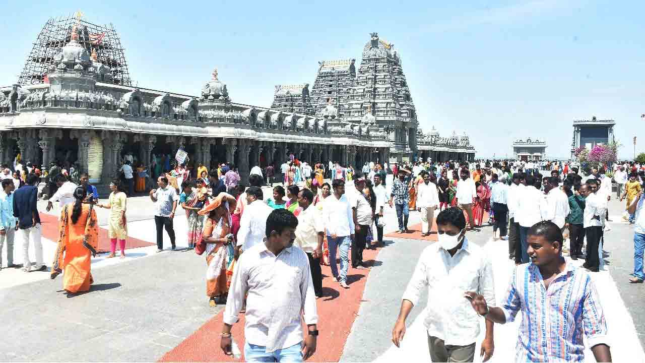 Yadagirigutta | యాదగిరిగుట్టకు పోటెత్తిన భక్తులు..ధర్మదర్శనానికి 4 గంటల సమయం