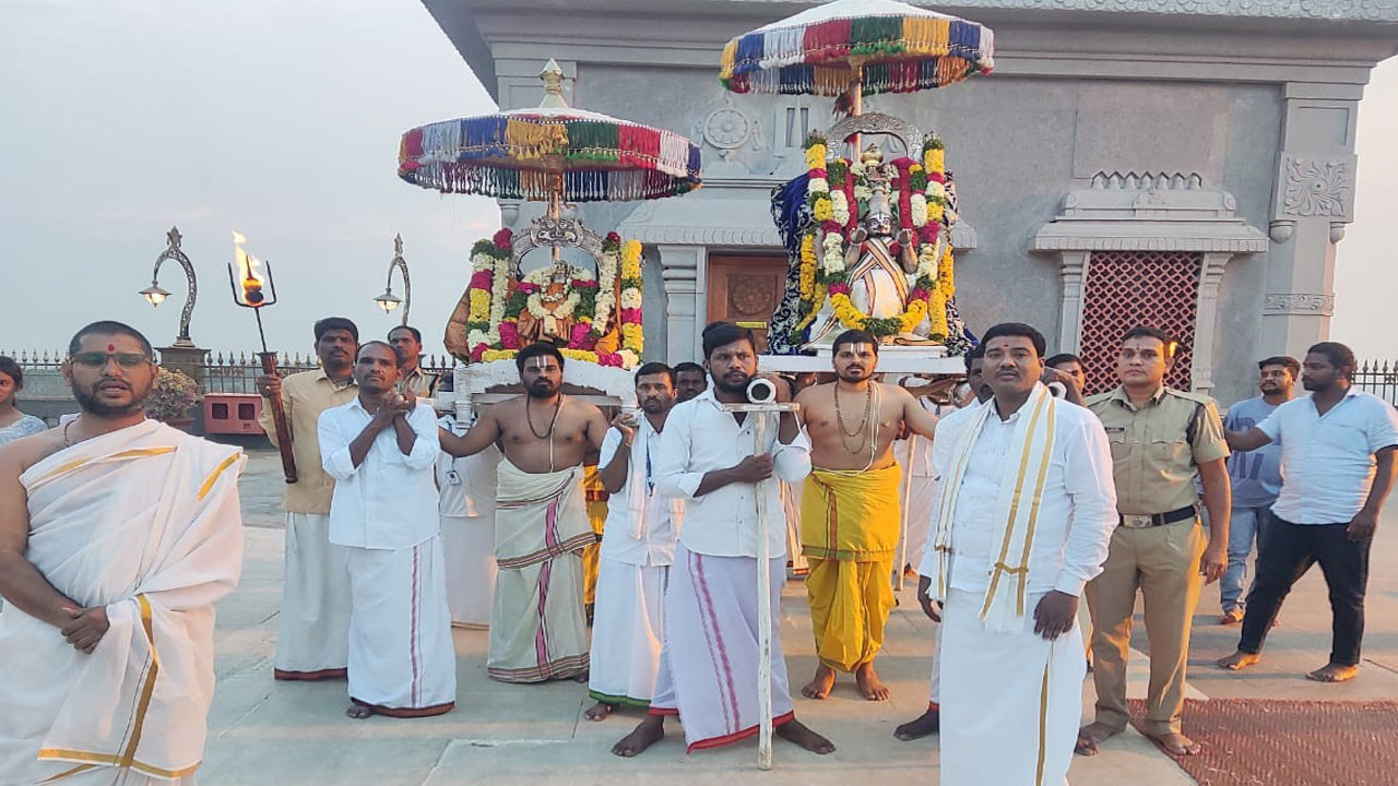 గుట్టలో వైభవంగా నిత్య కల్యాణం