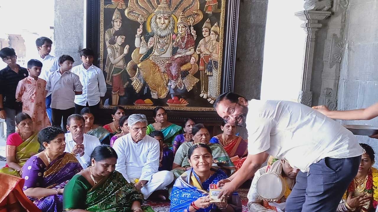 గుట్టలో వైభవంగా నిత్యారాధనలు