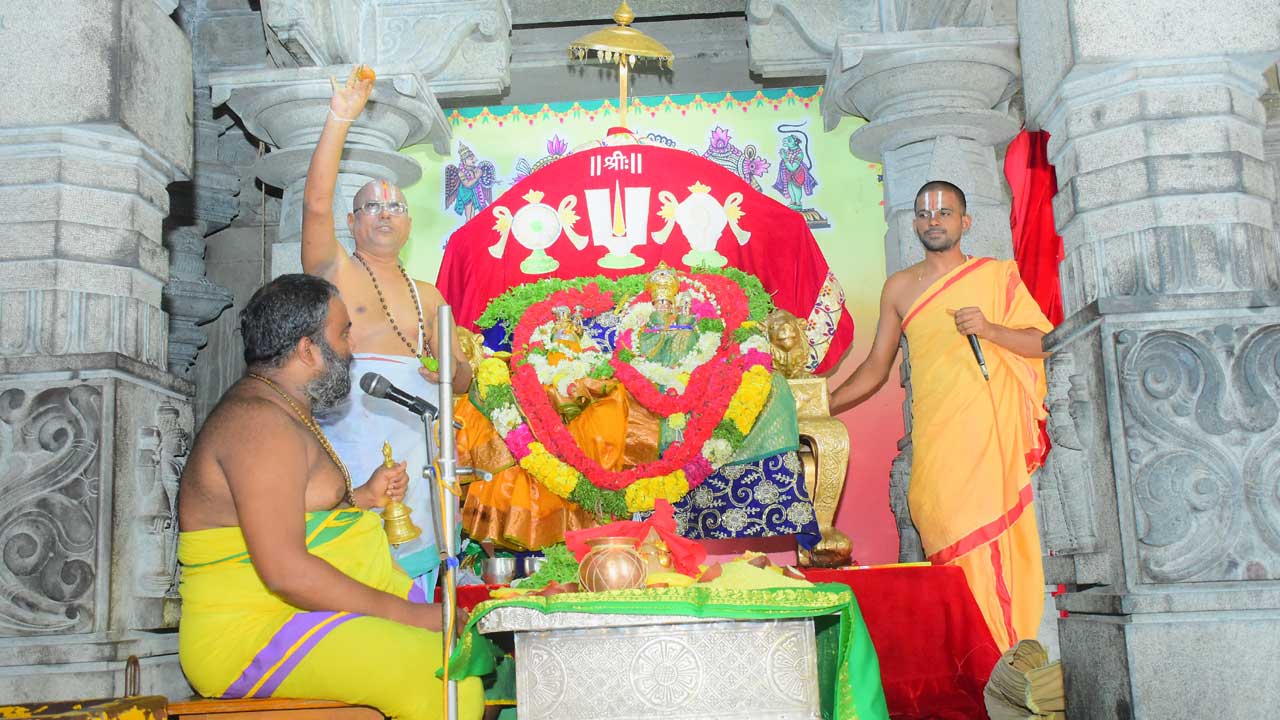 లక్ష్మీనృసింహుడికి వెండి మొక్కు జోడు సేవ