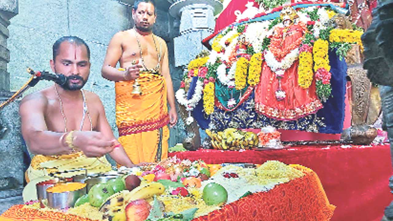 గుట్టలో స్వయంభువులకు నిత్యారాధనలు