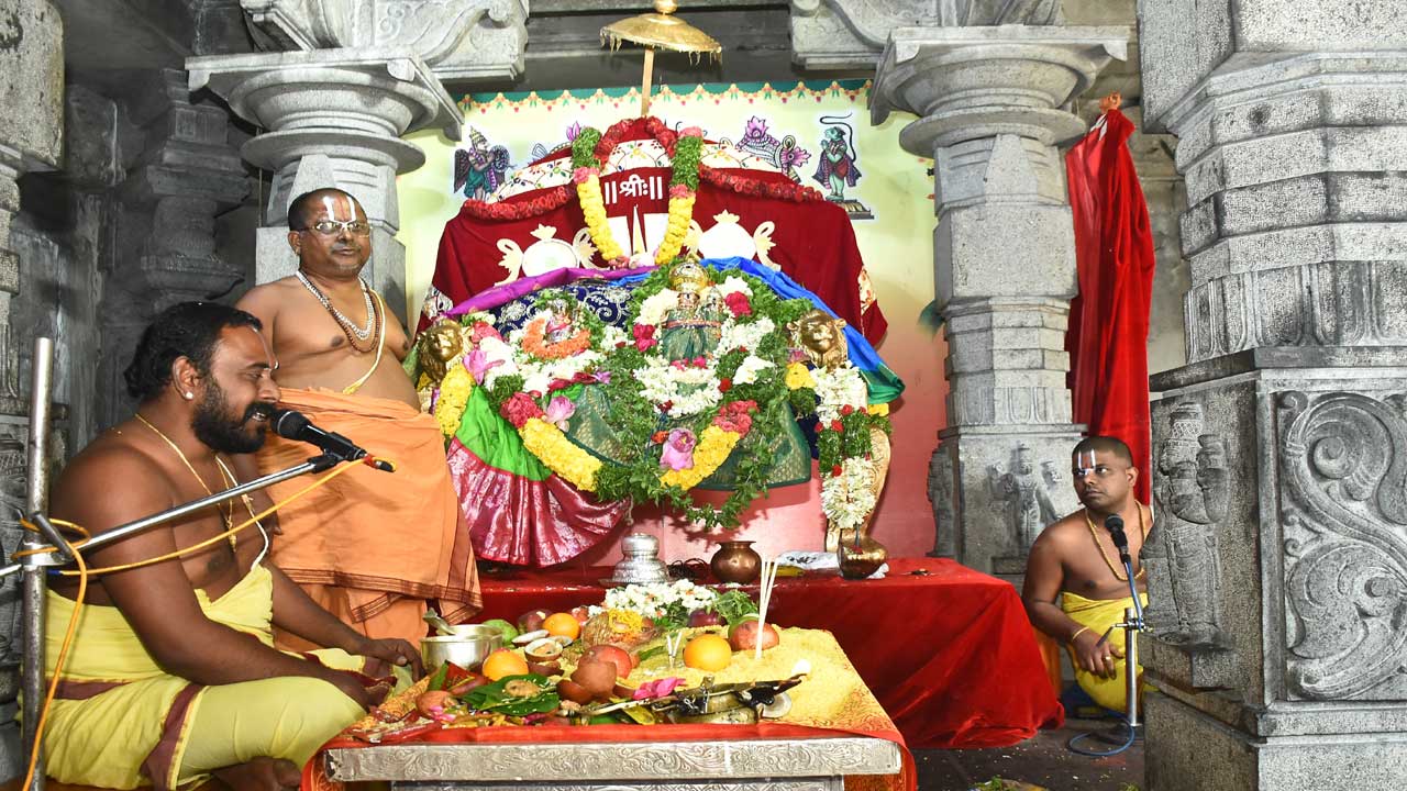 గుట్టలో వైభవంగా నిత్యారాధనలు