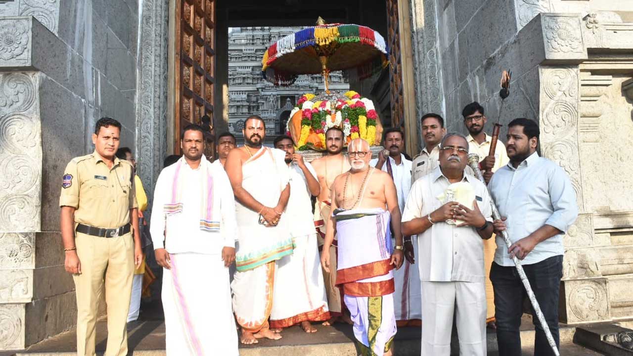 స్వయంభూ నారసింహుడికి నిత్యార్చనలు