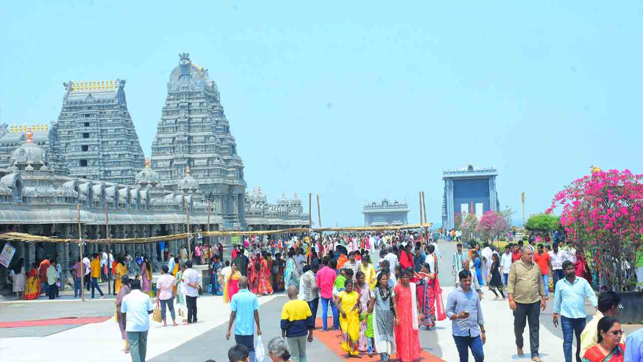 యాదగిరి గుట్టకు పోటెత్తిన భక్తులు