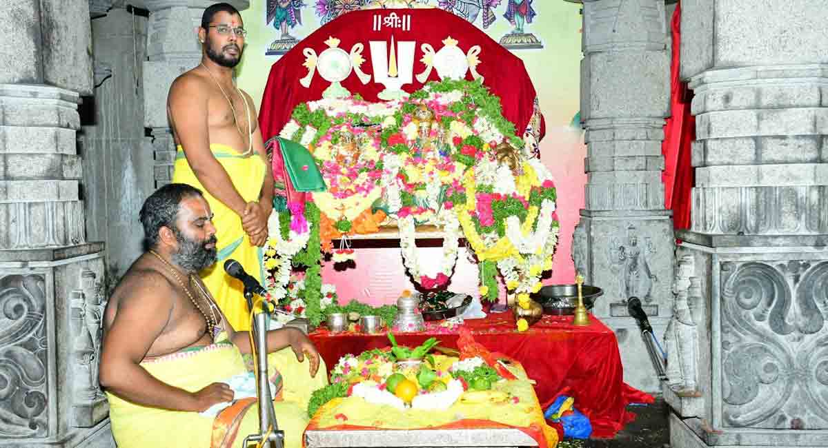 యాదగిరిగుట్టలో భక్తుల సందడి