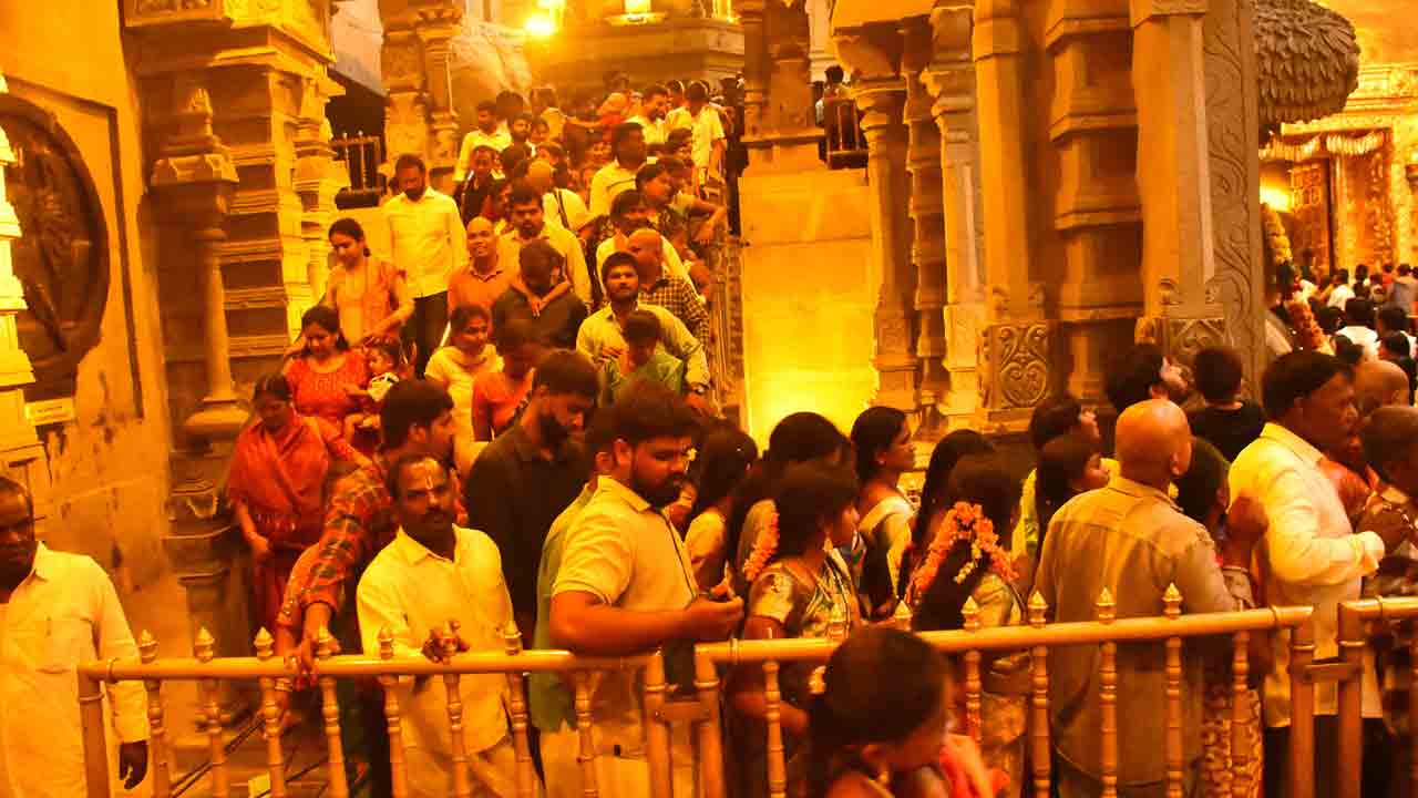 యాదగిరిగుట్ట.. భక్తజనసంద్రం