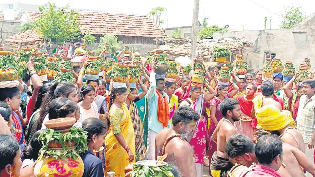 రేవోజిపేటలో బోనాల వైభవం