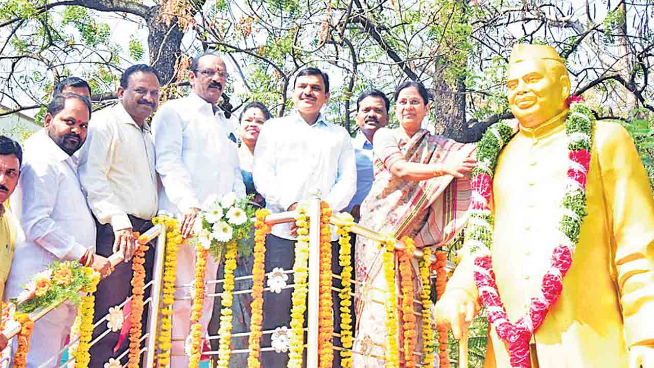 మహనీయుల చరిత్రను తెలుసుకోవాలి