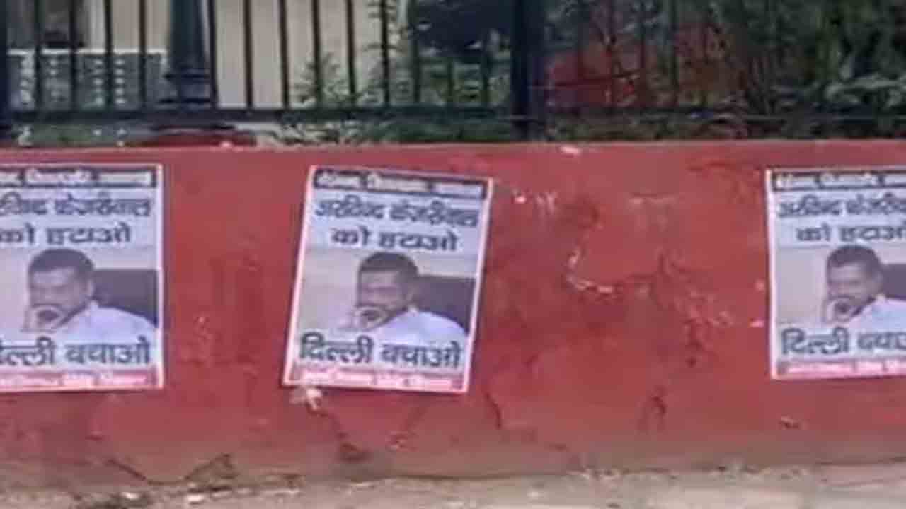 ప్రధానిపై పోస్టర్లు.. 8 మంది అరెస్ట్‌