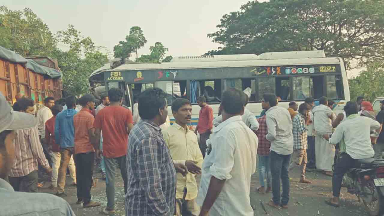 Jagtial | జ‌గిత్యాల జిల్లాలో ఘోర ప్ర‌మాదం.. ఒకే కుటుంబానికి చెందిన 25 మందికి గాయాలు