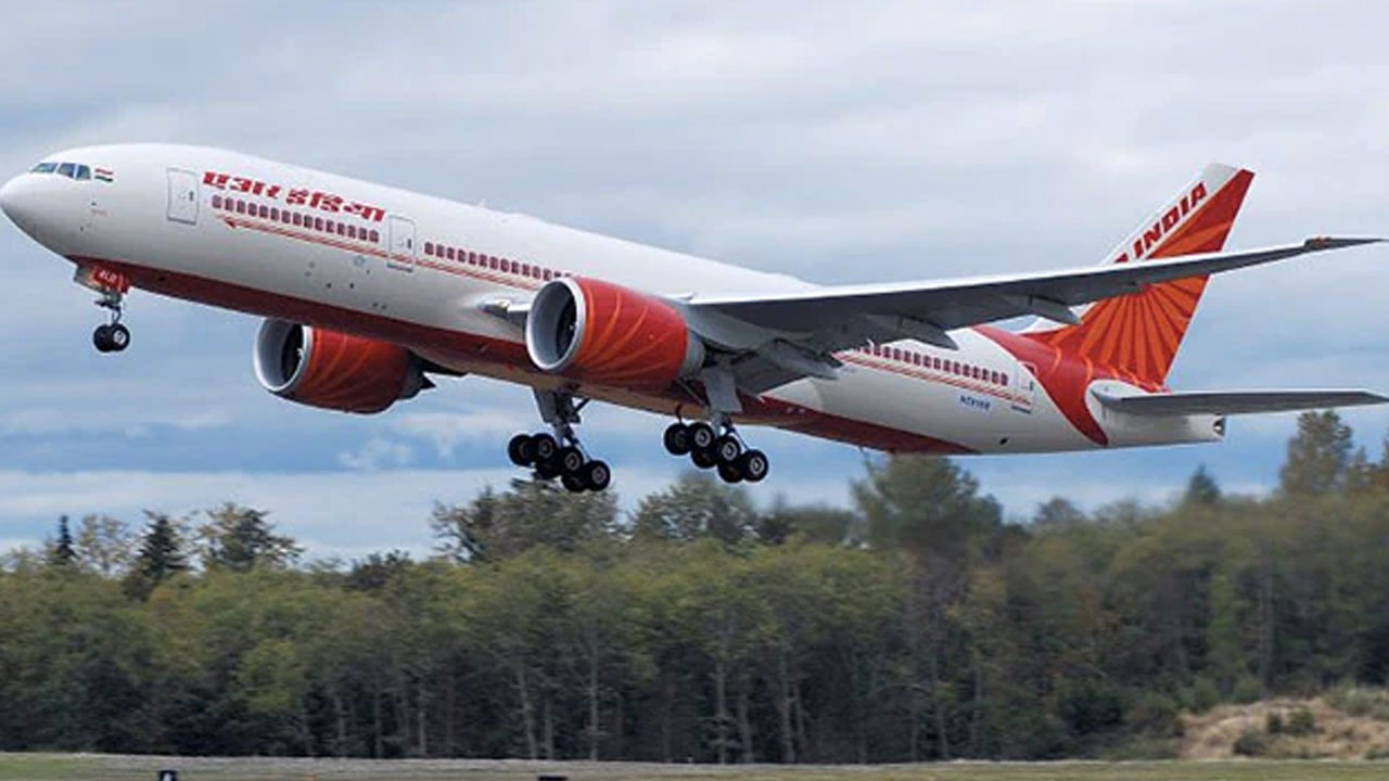 Air India: లండ‌న్‌కు వెళ్లే ప్ర‌యాణికుడి దురుసు ప్ర‌వ‌ర్త‌న‌.. విమానాన్ని ఢిల్లీకి మ‌ళ్లించిన ఎయిర్ ఇండియా పైలెట్‌