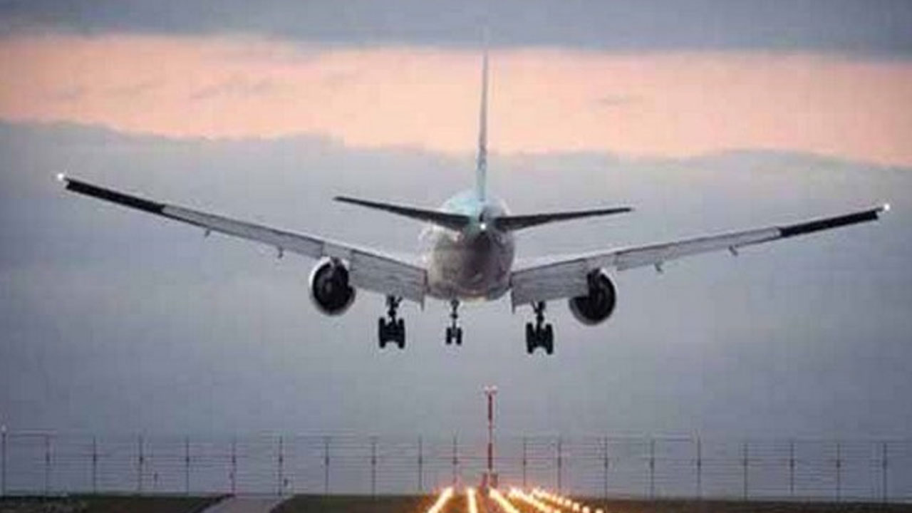 Emergency Landing: 137 మంది ప్ర‌యాణికుల‌తో కాశీకి.. శంషాబాద్‌లో విమానం అత్య‌వ‌స‌ర ల్యాండింగ్