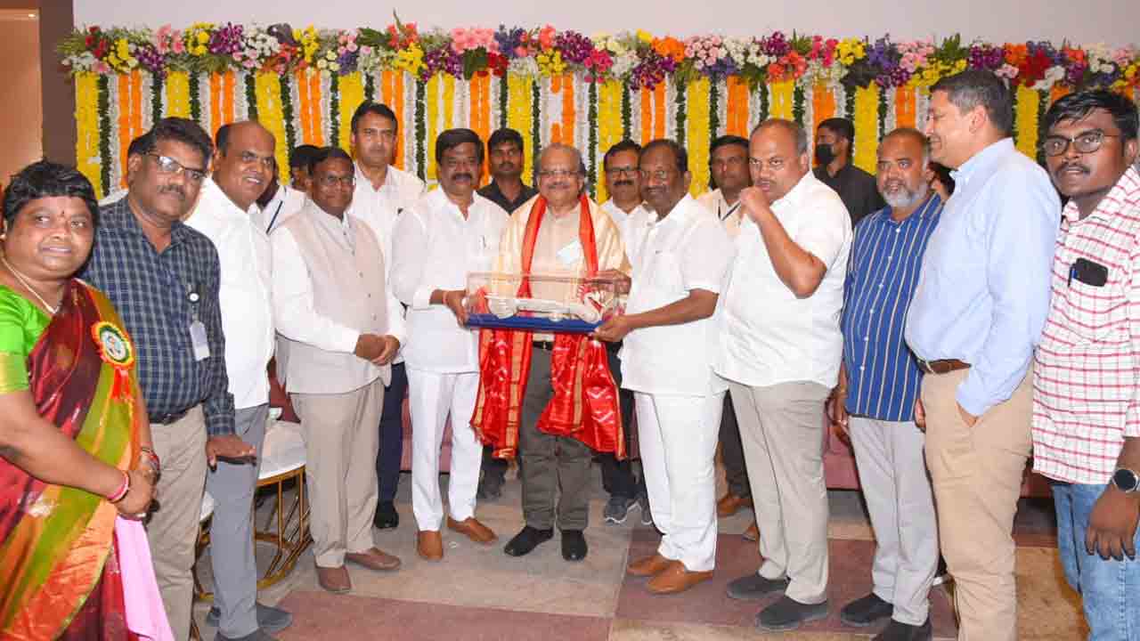 Ambedkar Statue | 125 అడుగుల అంబేద్కర్ విగ్రహ శిల్పిని సన్మానించిన మంత్రులు