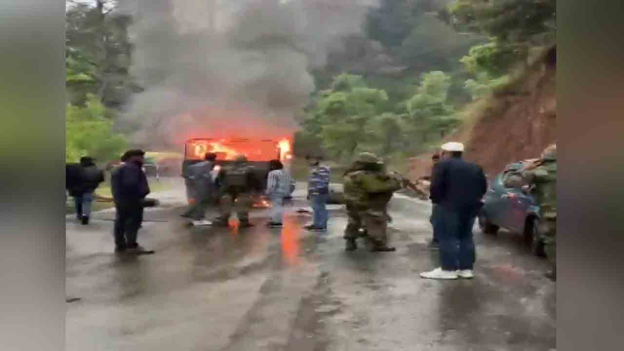 ఆర్మీ ట్ర‌క్కులో మంట‌లు.. న‌లుగురు సైనికులు స‌జీవ‌ద‌హ‌నం