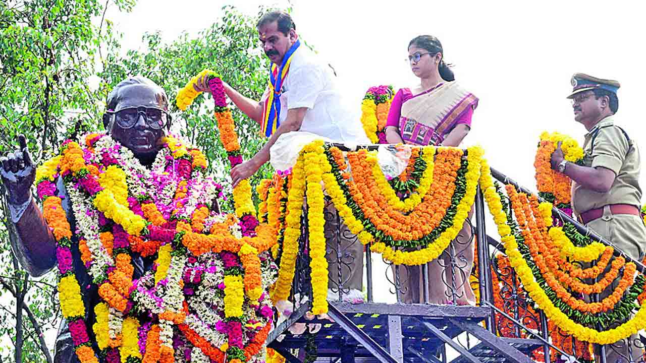 రాజ్యాంగ నిర్మాతకు ఘన నివాళి