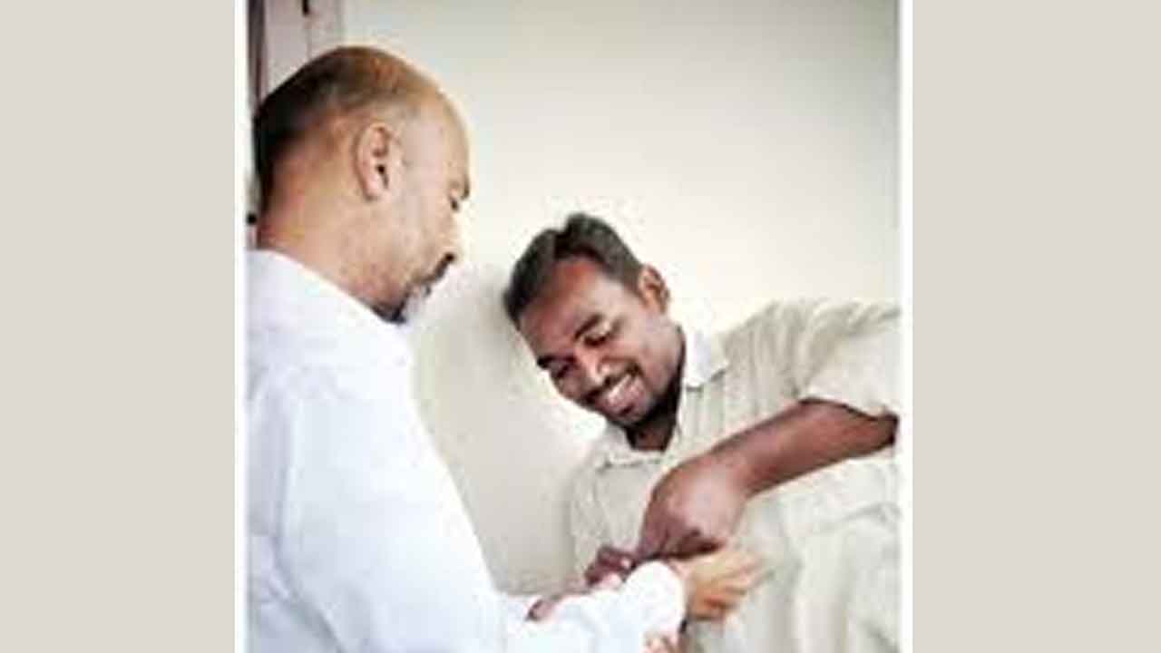 Bandi Sanjay | బండి సంజయ్ ఎక్కడున్నా ప్రశాంత్కు స్పెషల్ ఎంట్రీ.. ఇద్దరి మధ్య బంధం ఆనాటిదే