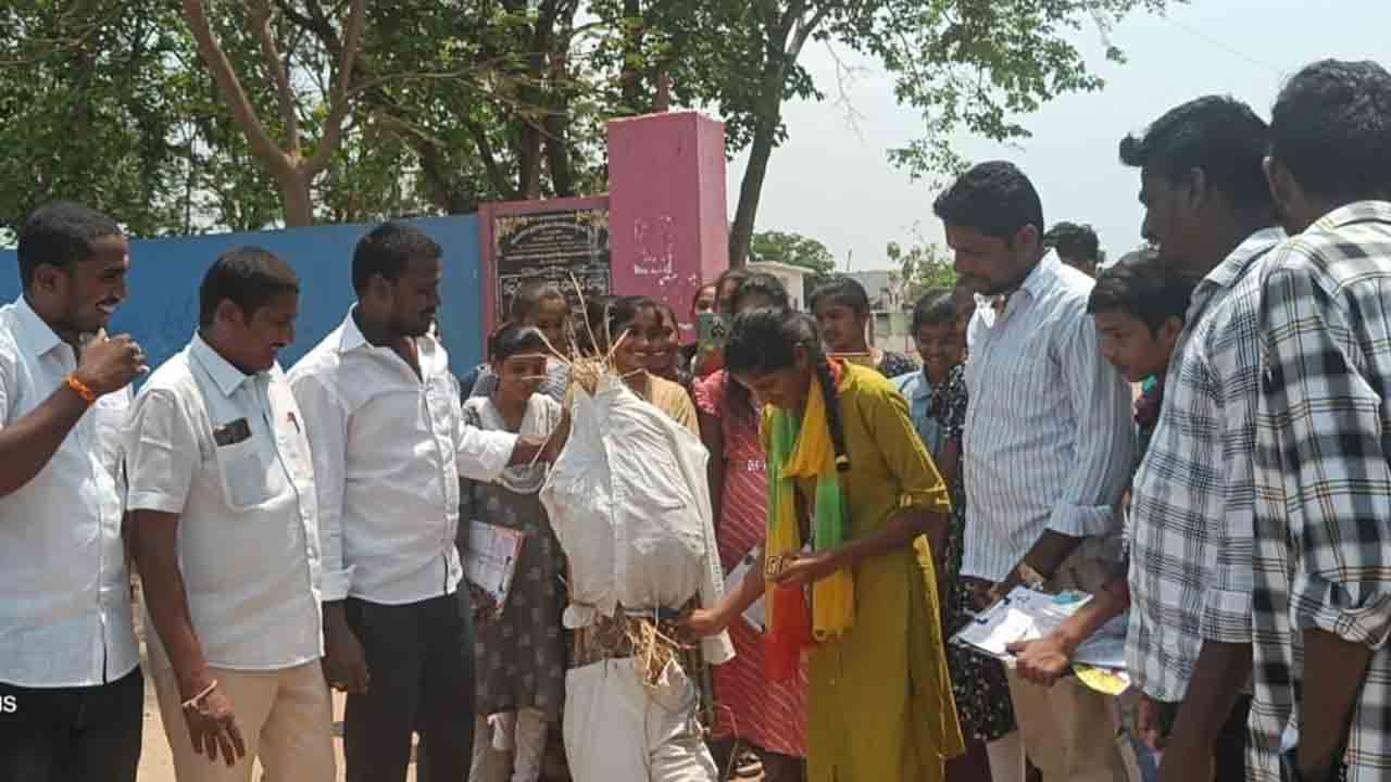 Bandi Sanjay | బండి సంజయ్‌ దిష్టిబొమ్మను దహనం చేసిన బీఆర్‌ఎస్‌వీ విద్యార్థులు