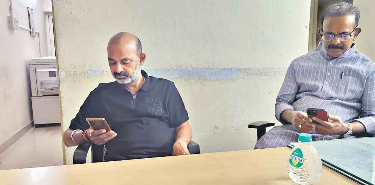 Bandi Sanjay | రెండో ఫోన్ను రహస్యంగా దాచిన ఎంపీ బండి సంజయ్?