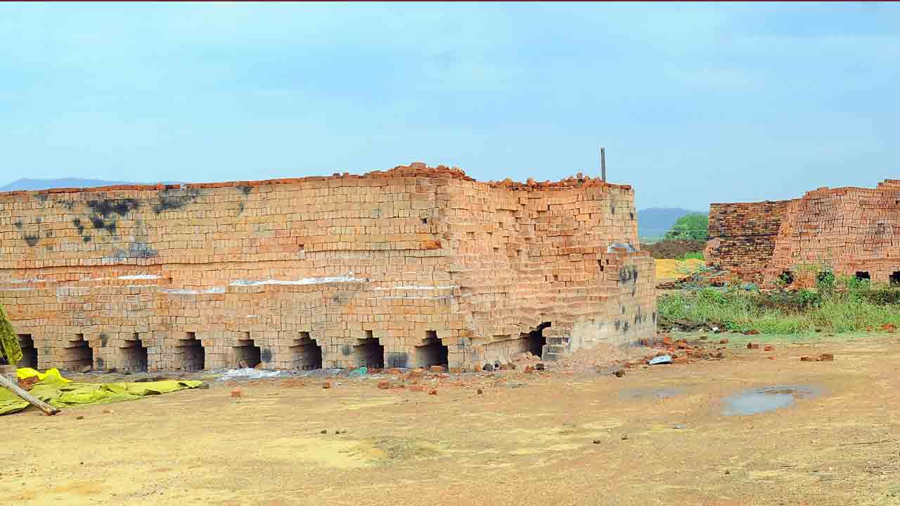 Bayyaram Bricks | బయ్యారం ఇటుక బంగారం.. మన్నిక ఎక్కువ.. ధర తక్కువ
