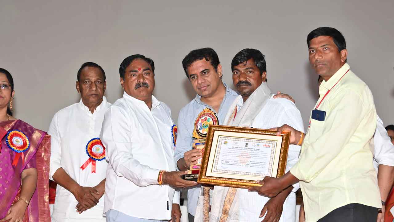 పేదరిక నిర్మూలనతో గుర్తింపు