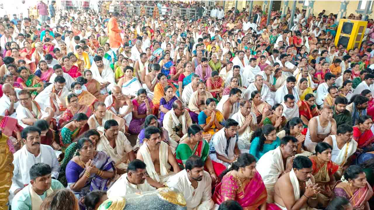 Bhadradri | భద్రాద్రికి పోటెత్తిన భక్తులు.. జనసంద్రంగా మారిన గోదావరి పరిసరాలు