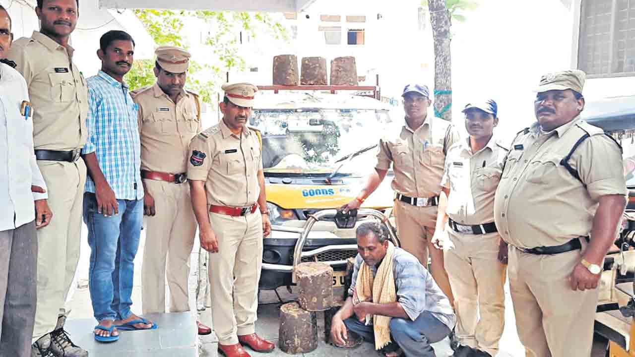 280 కేజీల నల్లబెల్లం పట్టివేత