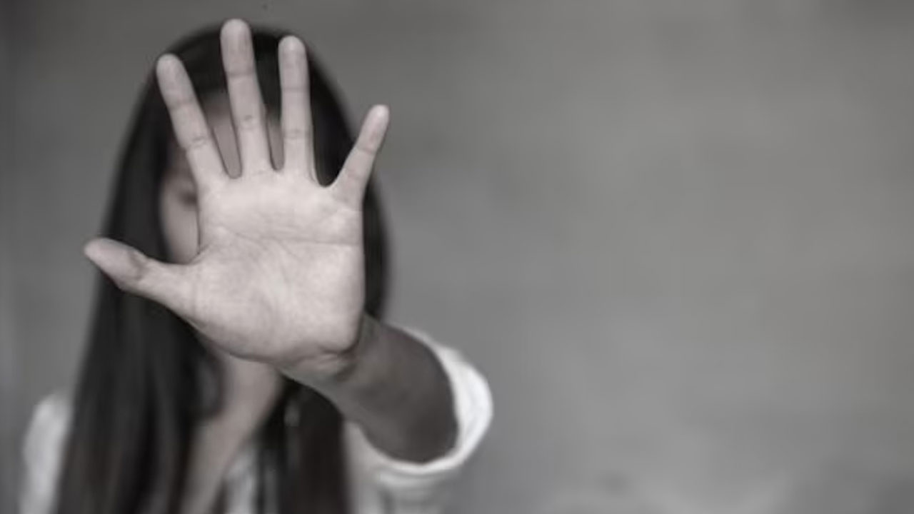 Bollywood Actress: బాలీవుడ్ న‌టికి వేధింపులు.. ముంబైలో కేసు న‌మోదు